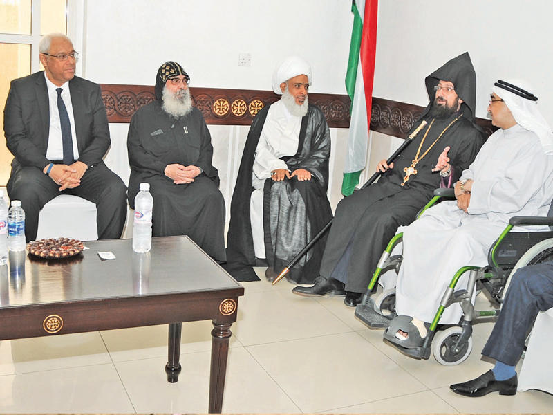 السفير المصري والأنبا بيشوي خلال استقبال المعزين 