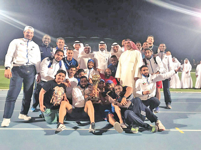 لاعبو منتخب الكويت يحملون كأس البطولة