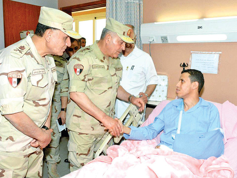 رئيس أركان الجيش المصري يزور مصابي الحادث الإرهابي مساء أمس الأول