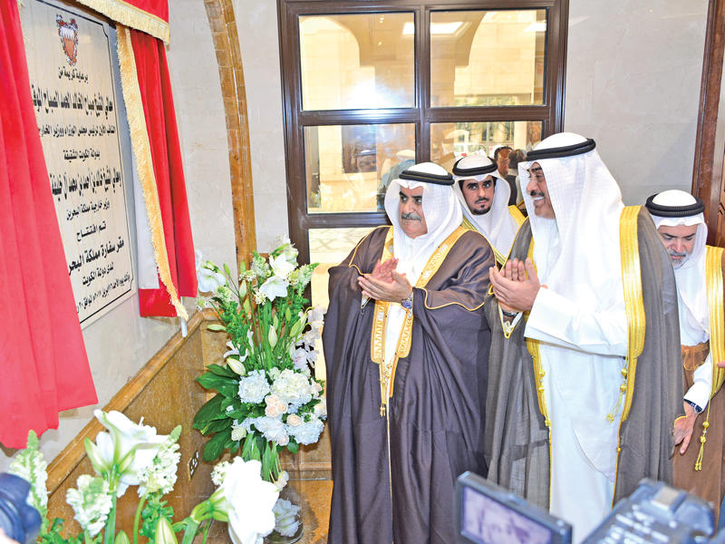 الخالد و نظيرة البحريني لدي افتتاح مقر سفارة المملكة في الكويت (تصور جمال عبدالله)