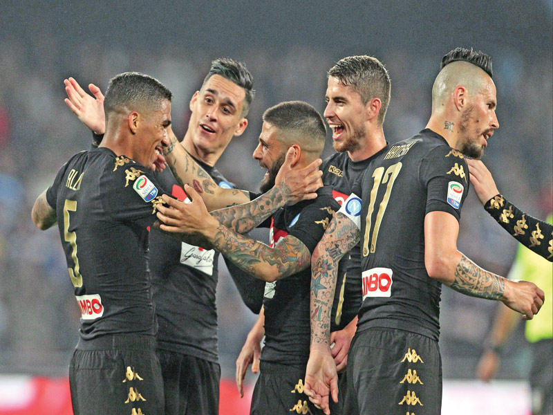 فرحة لاعبي نابولي بهدف آلان في مرمى أودينيزي