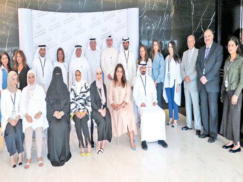 المضف متوسطاً الموظفين المشاركين في دورة «أساسيات الحسابات»