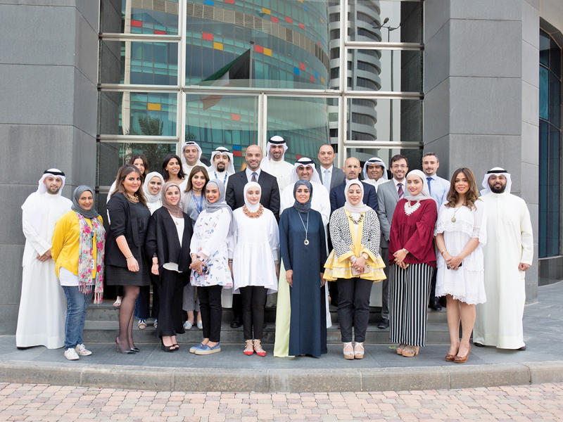 رئيس مجلس إدارة الصندوق د. محمد الزهير وقيادات الصندوق متوسطين الموظفين الجدد