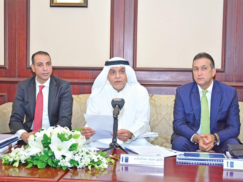 طارق عبدالسلام مترئساً «العمومية» أمس (تصوير جمال عبدالله) 