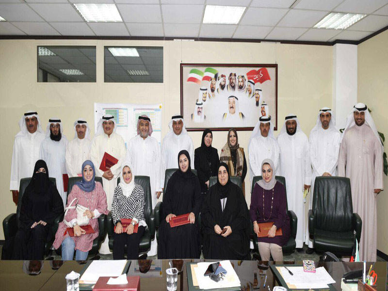 المطيري وقيادات «الشؤون» يتوسطون الموظفين المكرمين