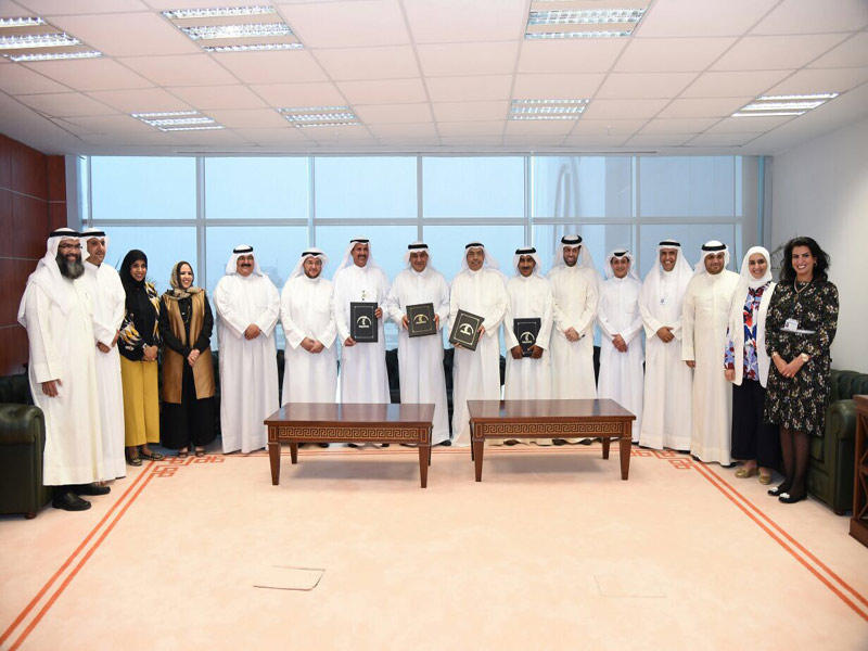 مسؤولو الشؤون والهيكلة والجمعيات والتطبيقي خلال توقيع الاتفاقية