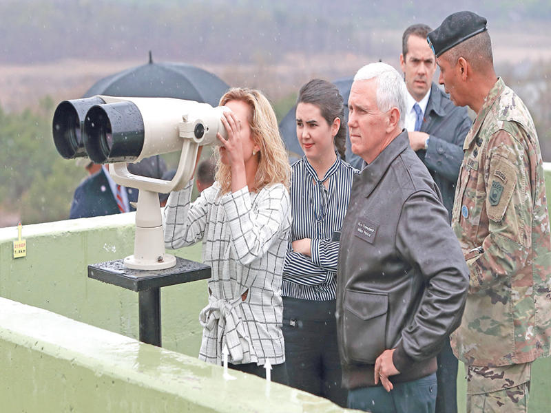 بنس وأفراد من عائلته على بعد 25 متراً من المنطقة المنزوعة السلاح بين الكوريتين اليوم (اي بي ايه)