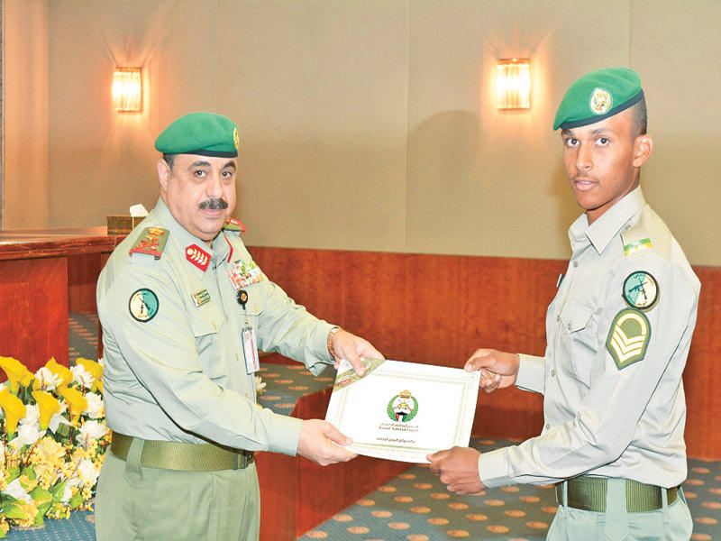 الرفاعي مكرماً أحد الخريجين