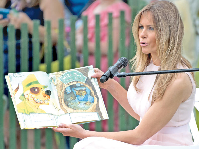 السيدة الأميركية الاولى تقرأ كتابا للأطفال خلال حفل جمع بيض الفصح في البيت الأبيض اليوم (أ ف ب)