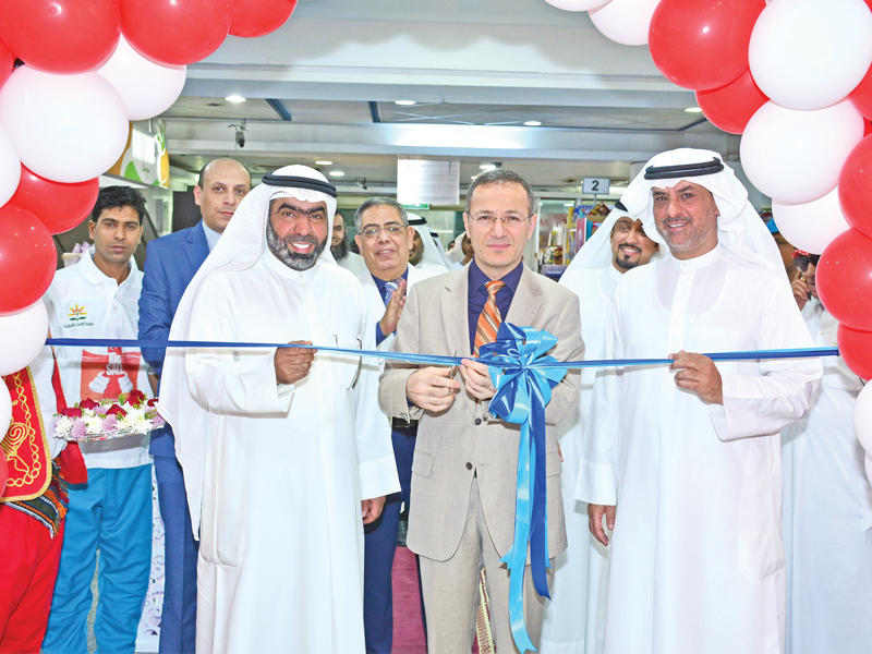 دوجاتي والعجمي والطريجي خلال قص شريط المهرجان                                                                       (تصوير: جمال عبدالله) n