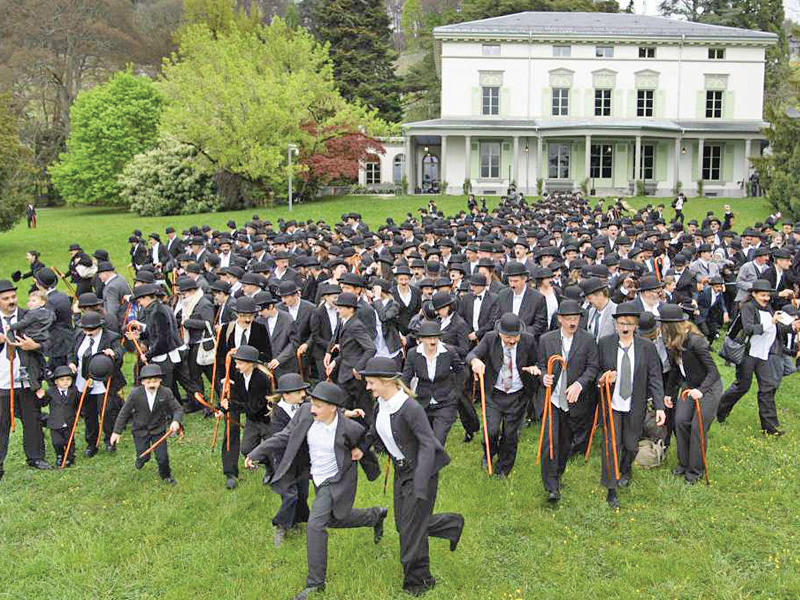 المتنكري في زي شارلي شابلن