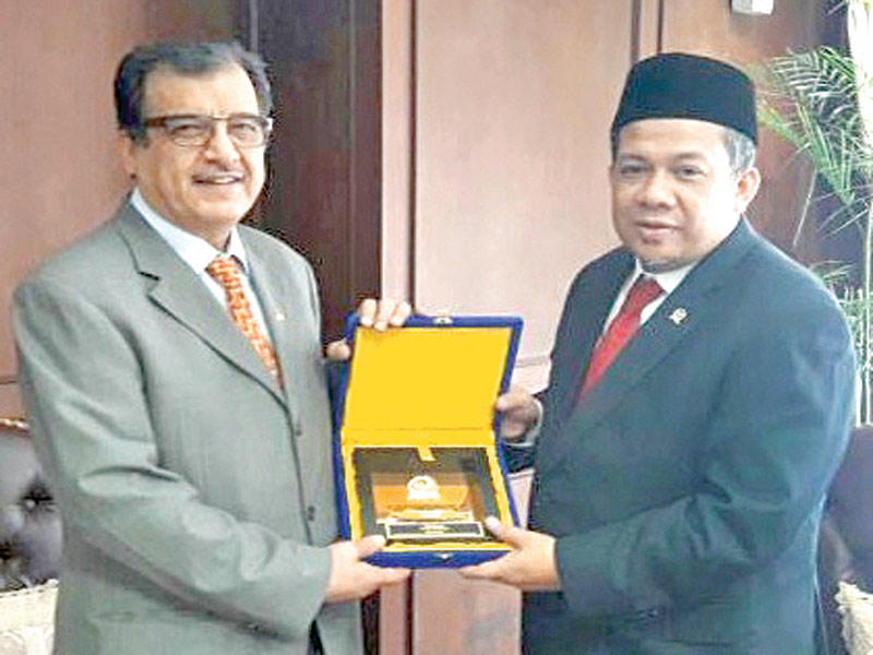 نائب رئيس مجلس النواب الإندونيسي خلال لقائه السفير الصقر أمس