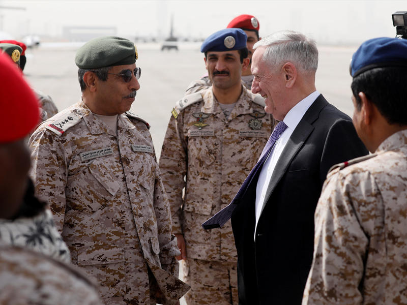 وزير الدفاع الاميركي جيمس ماتيس لدى وصوله الى مطار الملك سلمان الجوي وفي استقباله رئيس هيئة الاركان المشتركة الفؤيق عبد الرحمن البنيان  