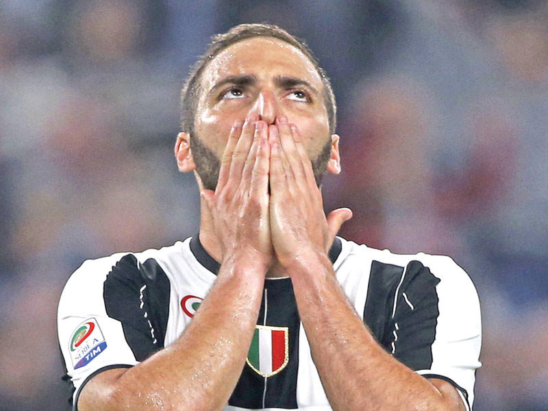  المهاجم الأرجنتيني غونزالو هيغواين، نجم يوفنتوس الإيطالي