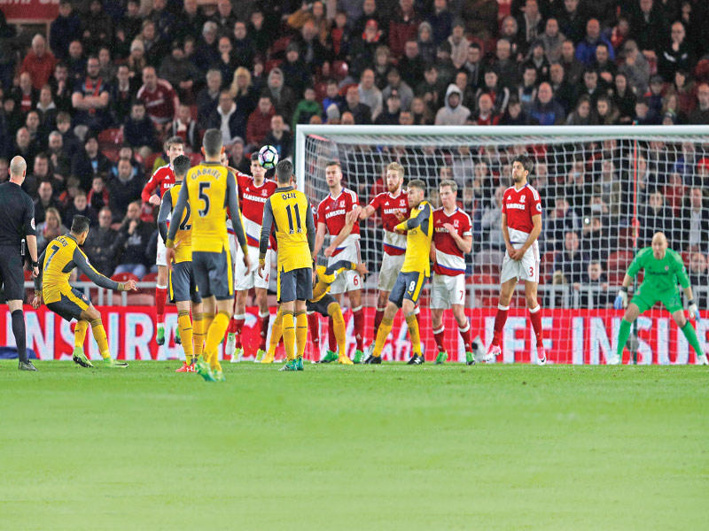 سانشيز نجم أرسنال يحرز هدفه في مرمى ميدلزبره