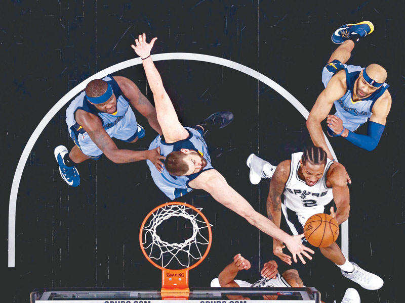 جانب من مباراة سبيرز وممفيس