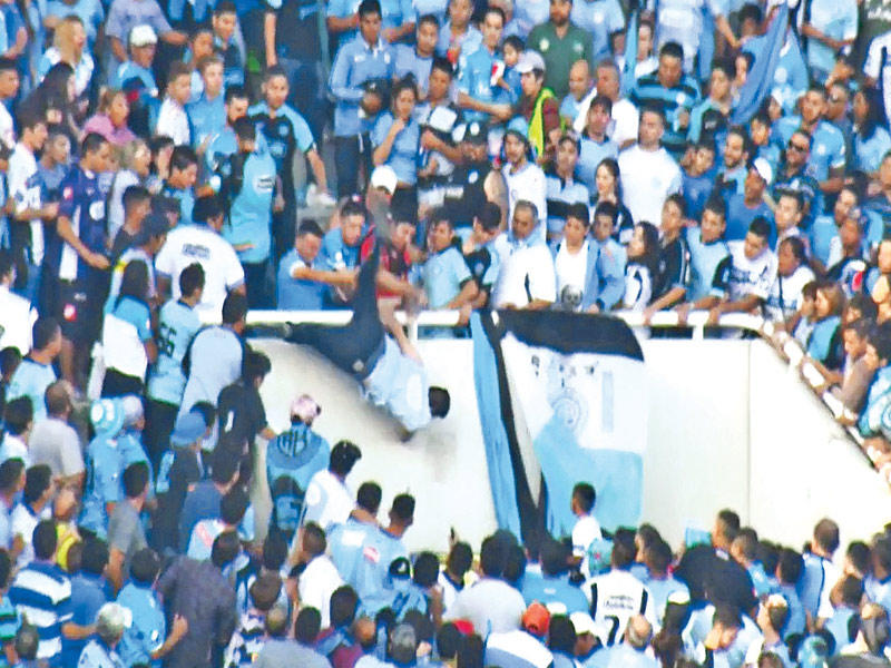 المشجع المغدور به لحظة إلقائه من المدرج