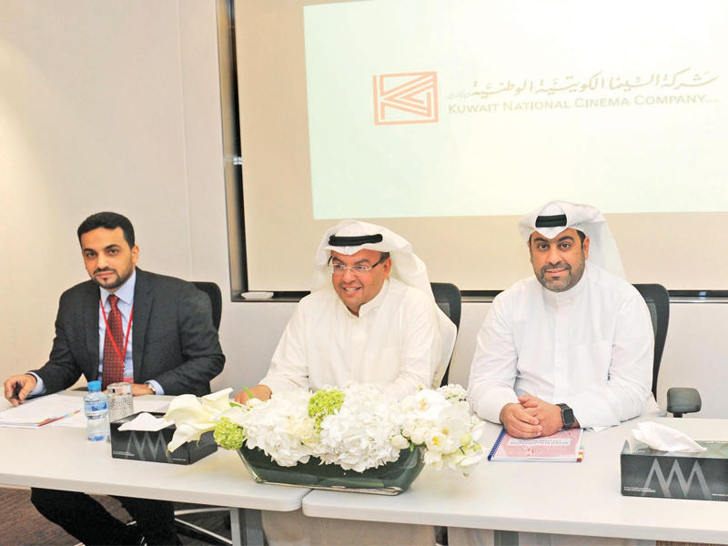 المرزوق والعصيمي خلال اجتماع الجمعية العمومية