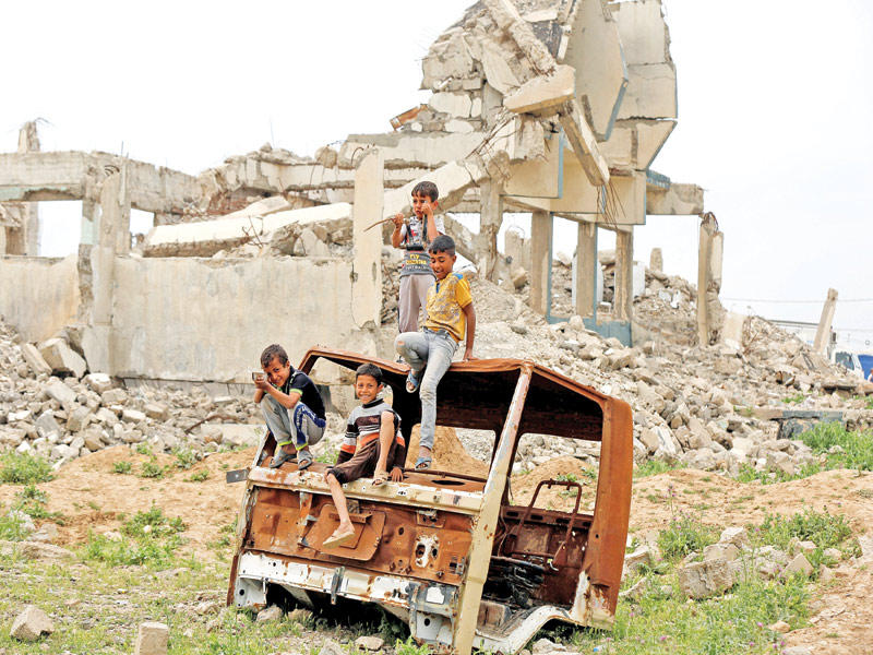 فارون من الموصل في مخيم حمام العليل (رويترز)