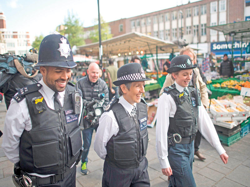  ديك خلال جولة لها في ليوشام جنوب لندن أمس  (أ ف ب)