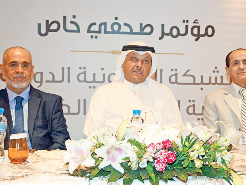 الرفاعي متوسطاً القاضي والعاقل خلال المؤتمر الصحافي