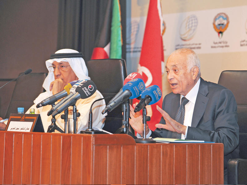 نبيل العربي والسفير عبدالعزيز الشارخ خلال الندوة أمس