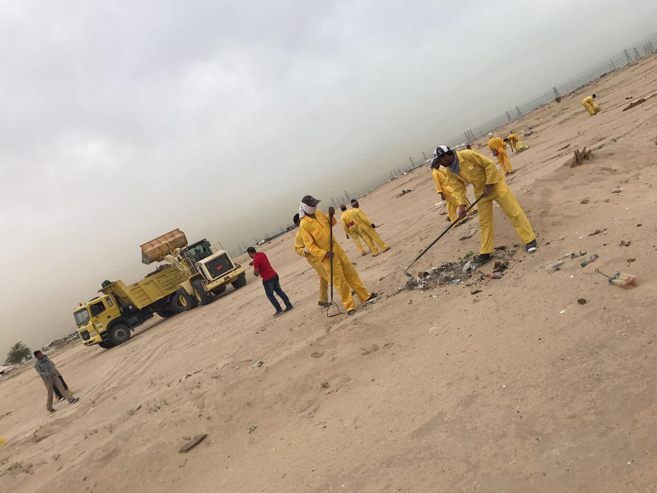  جانب من إزالة المخيمات وتنظيف مناطق البر