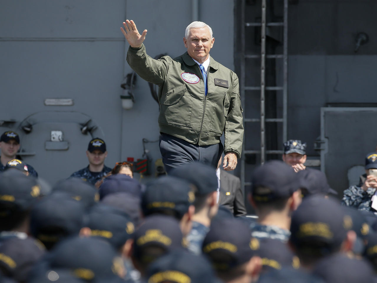 نائب الرئيس الأميركي مايك بنس على متن حاملة الطائرات «يو اس اس رونالد ريغن»