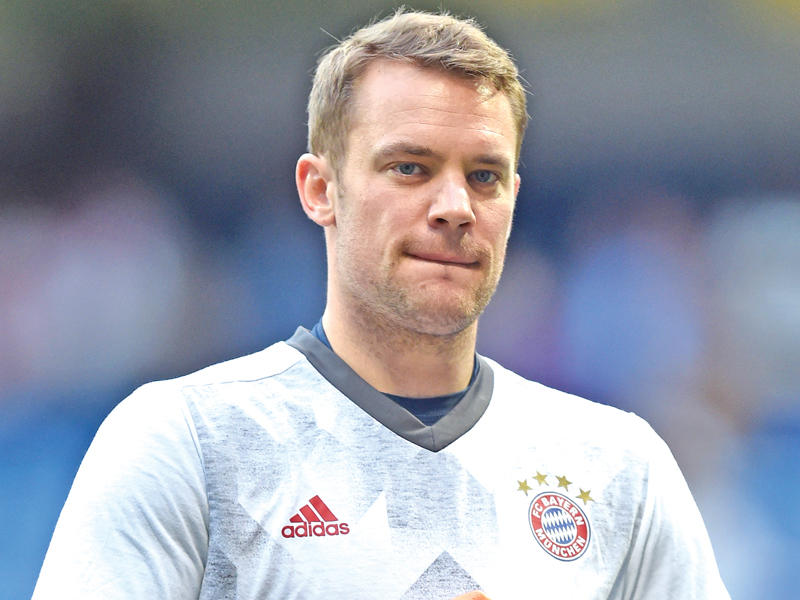  مانويل نوير حارس مرمه نادي بايرن ميونيخ 