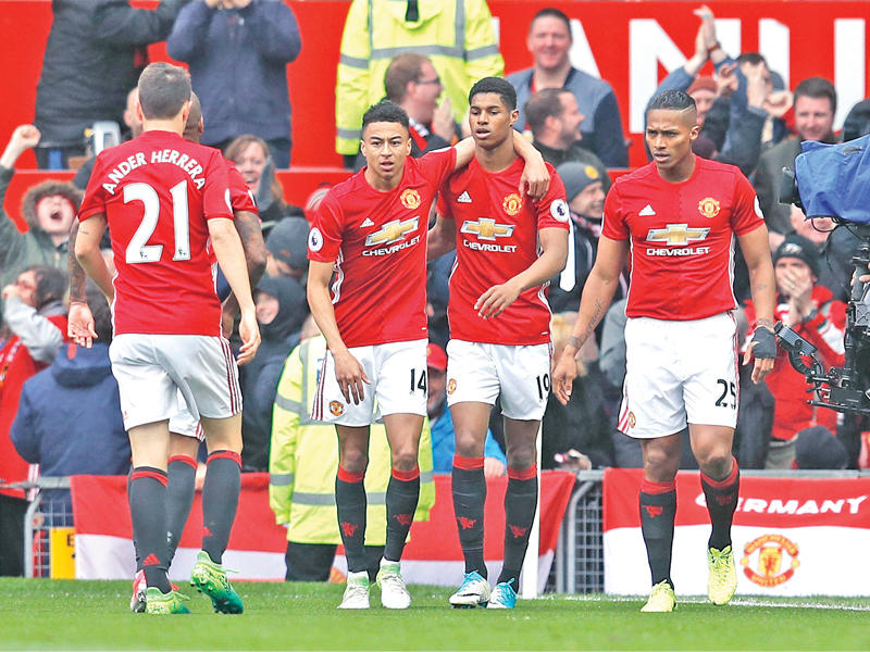 لاعبو مانشستر يونايتد خلال المباراة الماضية في الدوري الإنكليزي