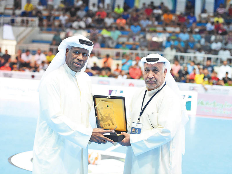 حسين غانم مكرماً حمود سلطان في الدورة الماضية