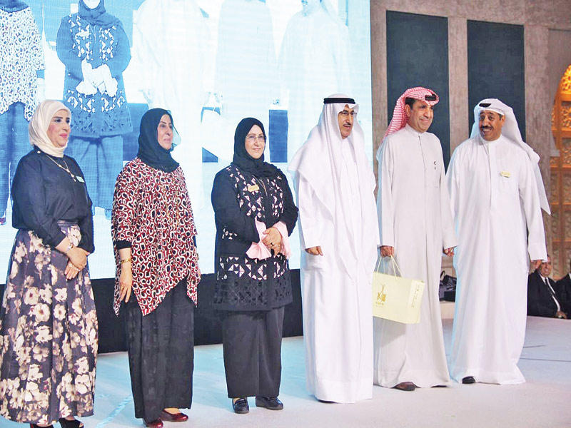 الفارس خلال تكريمه متقاعدي «العاصمة»