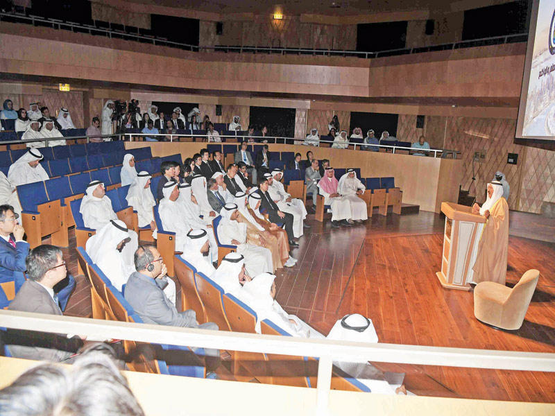  ناصر صباح الأحمد متحدثا في المنتدى