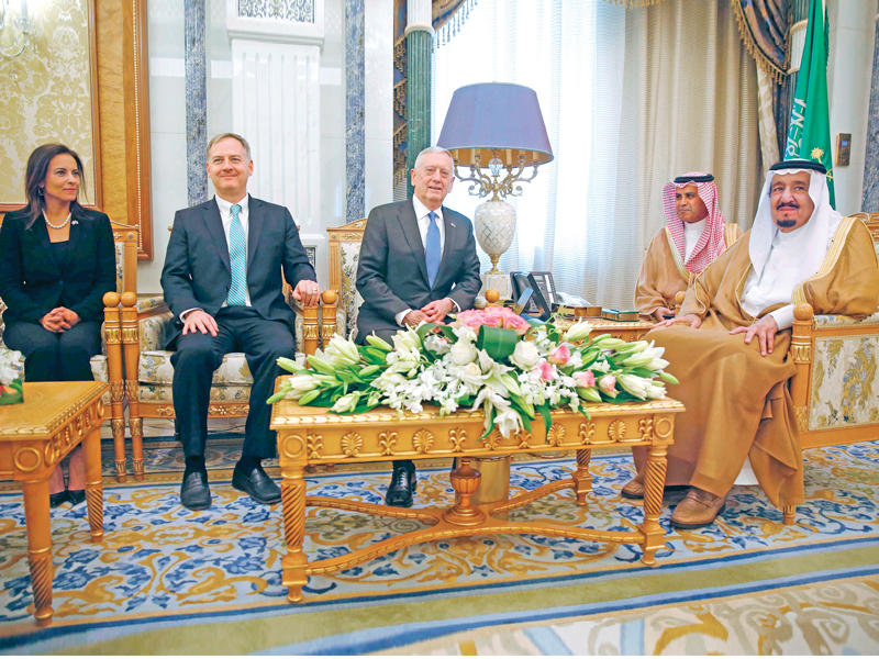 الملك سلمان مستقبلاً ماتيس والوفد الاميركي في قصر اليمامة بالرياض اليوم (أ ف ب) 