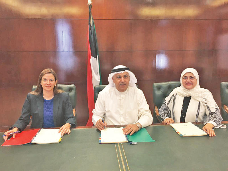 اليوحة وآنا باوليني أثناء توقيع الاتفاقية 