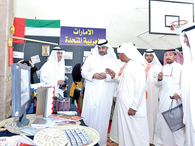 العبدالله خلال جولته في المعرض