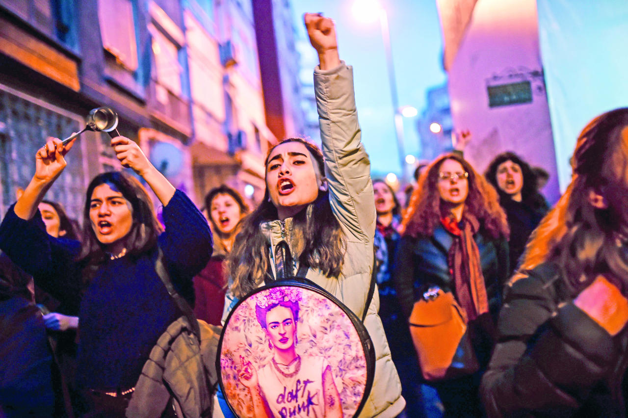 طالبات تركيات خلال تظاهرة ضد إردوغان في إسطنبول اليوم (أ ف ب)