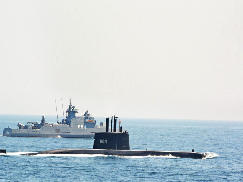 تسلمت القوات البحرية المصرية غواصة ألمانية من طراز «تايب 1400/209». وفي الصورة تبدو الغواصة طافية لدى وصولها إلى قاعدة بحرية بالإسكندرية أمس (الجريدة)