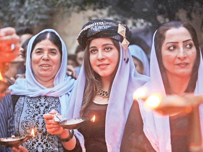 احتفل الأيزيديون بعيد رأس السنة الأيزيدية في شمال العراق في معبد لالش، هو الاحتفال الأكبر منذ ثلاث سنوات تعرضوا خلالها للقتل والتهجير على يد تنظيم «داعش».وفي الطريق الجبلية المؤدية إلى معبد لالش، يخلع الأيزيديون أحذيتهم ويواصلون السير حفاة الأقدام كنذر للتقرب إلى الإله، وفي الصورة فتيات داخل المعبد أمس (رويترز)