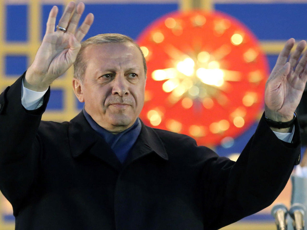 الرئيس التركي رجب طيب ردوغان يلوّح لأنصاره بعد نتائج استفتاء تعديل الدستور