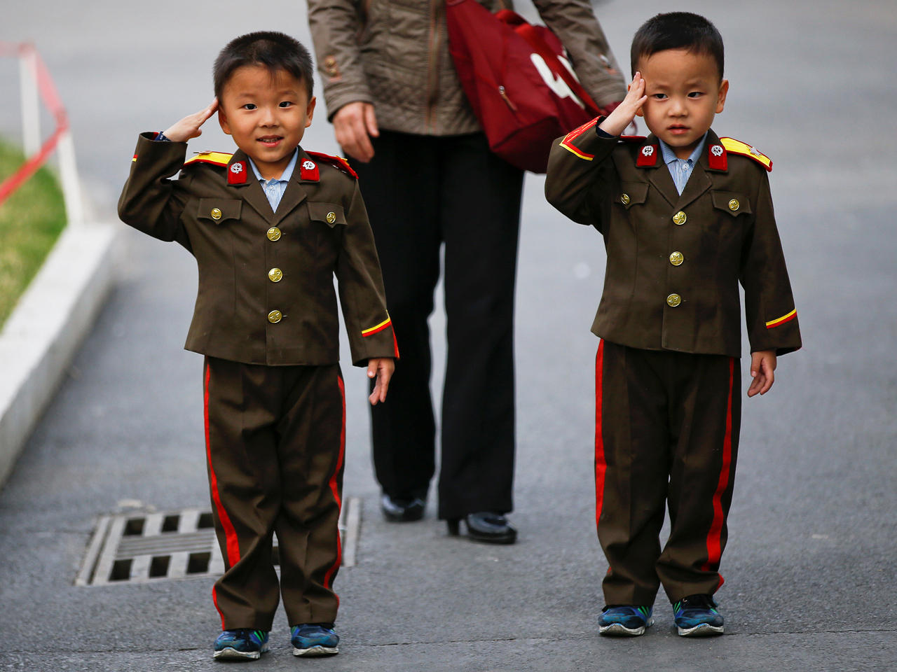 أطفال يرتدون ملابس عسكرية في بيونغ يانغ