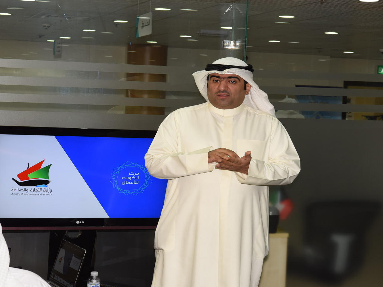 وزير التجارة والصناعة ووزير الدولة لشؤون الشباب بالوكالة خالد الروضان