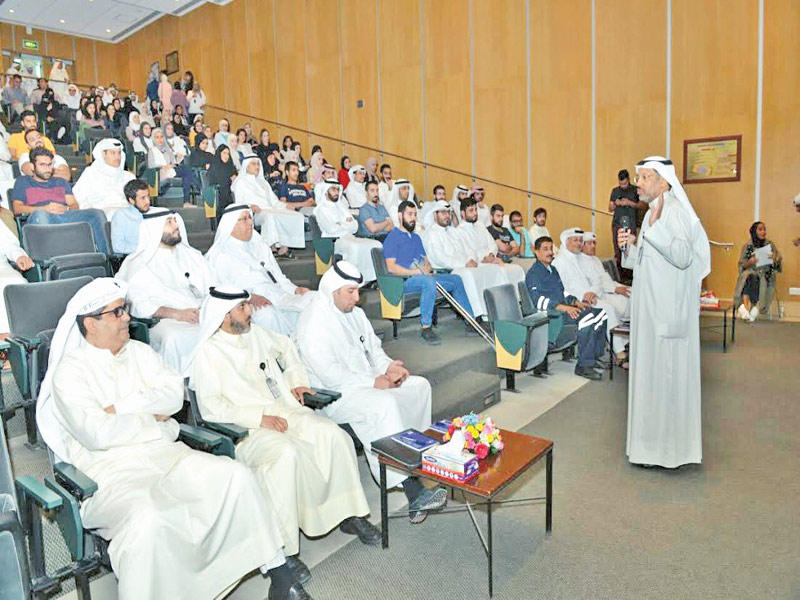 المطيري متحدثاً للعاملين في النفط