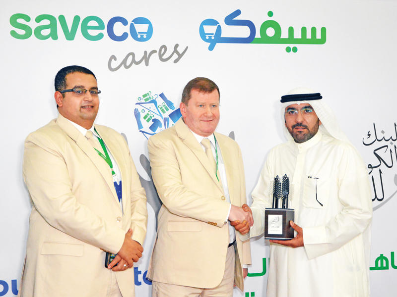 مسؤولو بنك الطعام و«سيفكو» بعد توقيع الاتفاقية