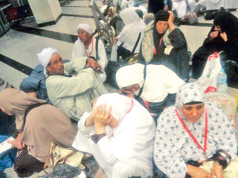 أزمة المعتمرين في المطار
