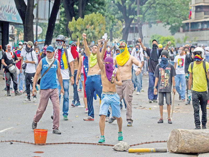 معارضون لمادورو في كاراكاس أمس الأول ( اي بي ايه)