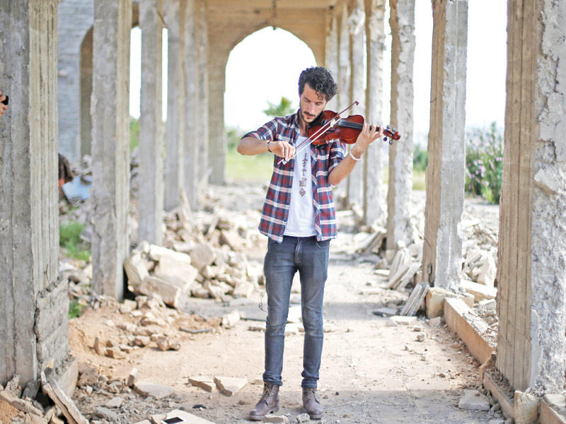 أقام عازف الكمان العراقي أمين مقداد حفلا موسيقيا عند مقام النبي يونس في الموصل، حضره العديد من سكان الموصل والمدن التي حولها، وفي الصورة مقداد عازفا أمس (رويترز)  