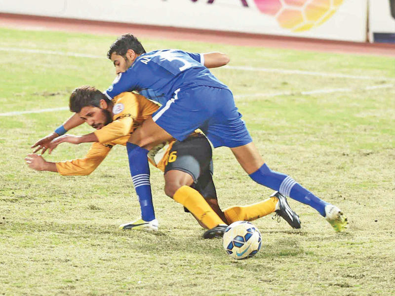 جانب من لقاء سابق بين القادسية والشباب ويبدو محمد الفهد الغائب بسبب الإصابة