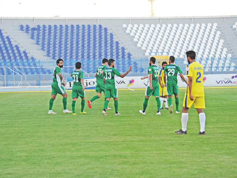 لاعبو العربي يحتفلون بالهدف الأول الذي أحرزه حصني