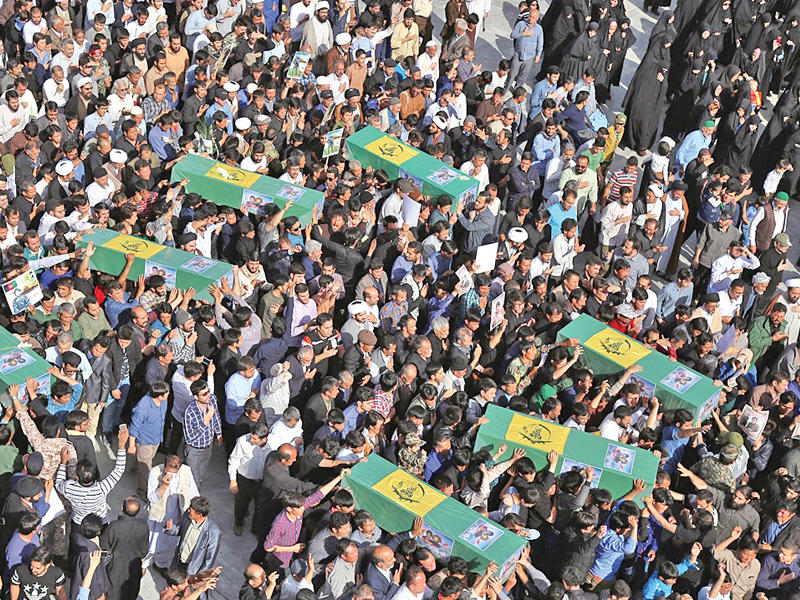 جانب من تشييع قتلى إيرانيين سقطوا بسورية في مدينة قم أمس (إرنا)